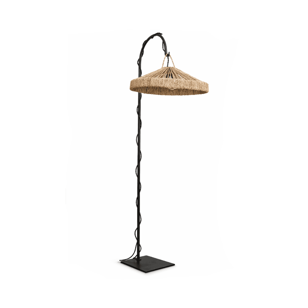 Melns metāla stāvlampas statīvs ar pītu dabīga materiāla abažūru, piemērots dekoratīvam interjera apgaismojumam.