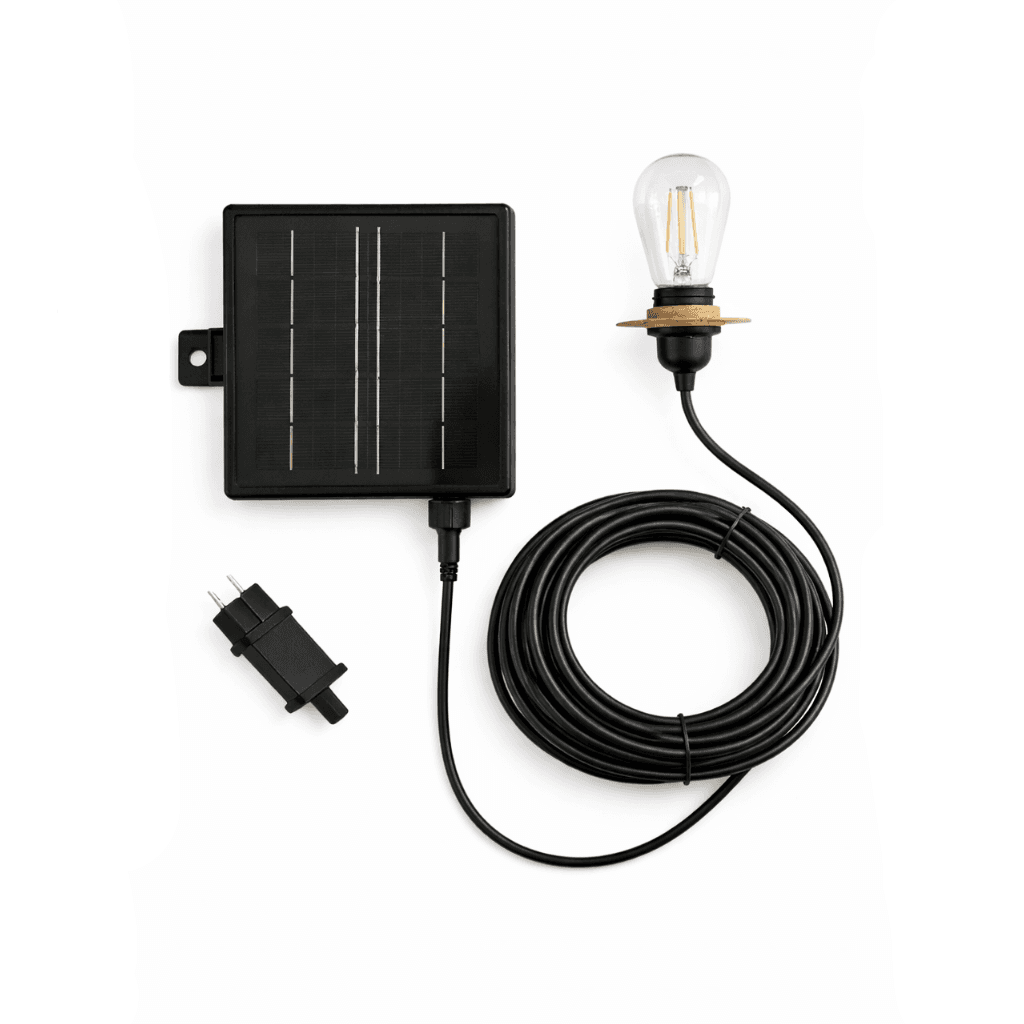 Saules paneļa komplekts ar LED spuldzi, hibrīda kabeli un ūdensizturīgu elektrības vadu āra pītajai lampai.