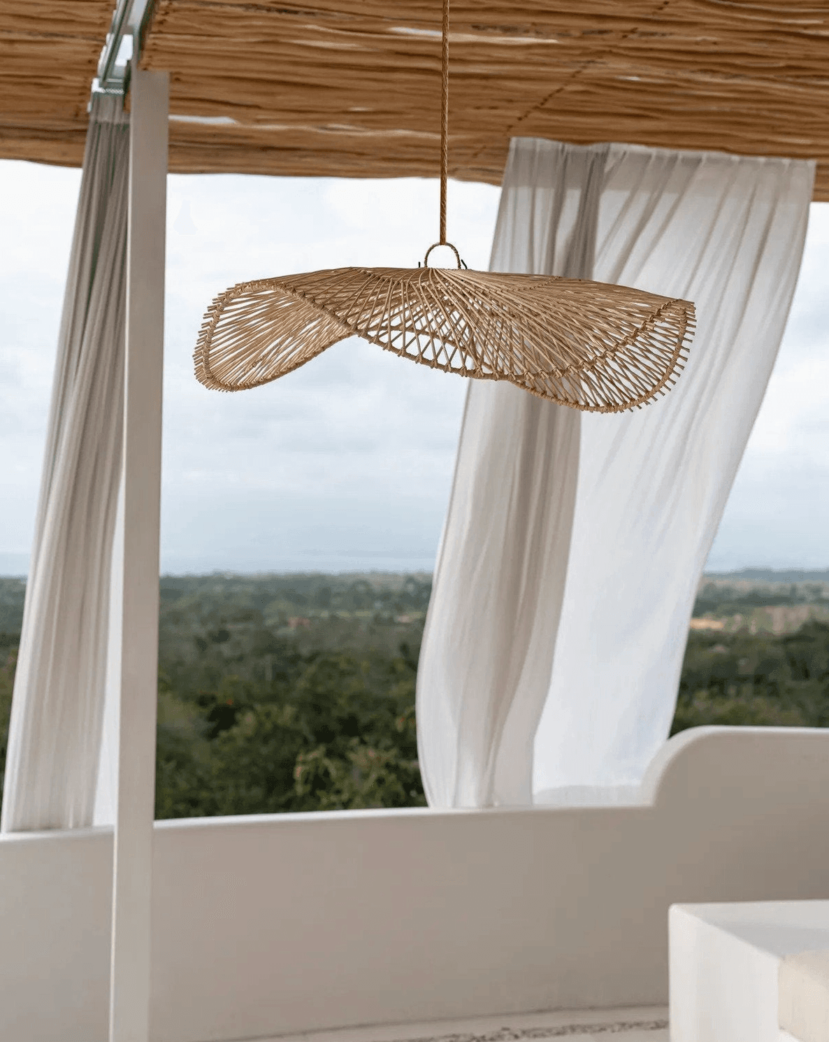 Woven Lampshade PLATMALE 75 cm - View in a room