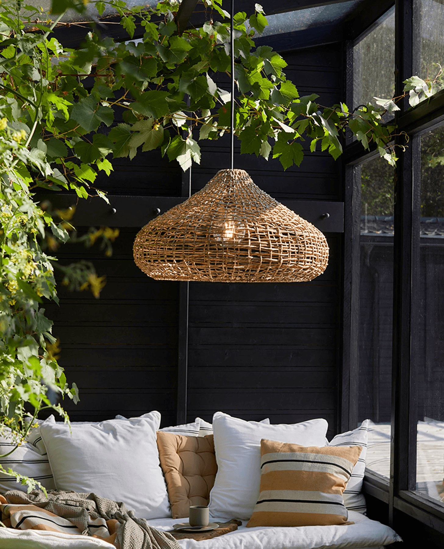 PŪZNIS Hanging Garden Lamp - Im Raum ansehen